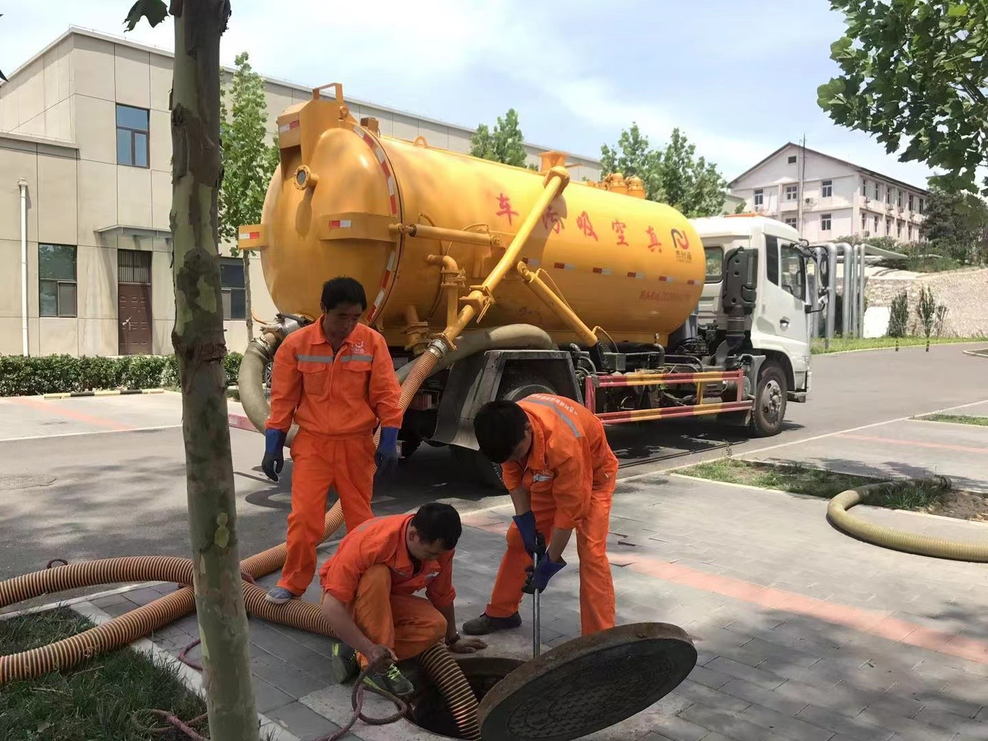 岳塘管道疏通车停在窨井附近