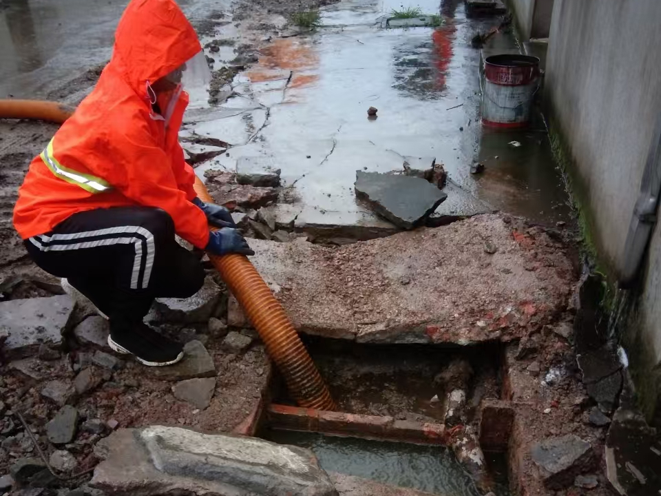 岳塘专业清理污水池 炜誉市政以规范流程守护城市 “肠道”